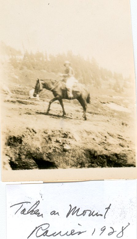 1928_Mounted_Horse_on_Mt_Rainer.jpg (62467 bytes)