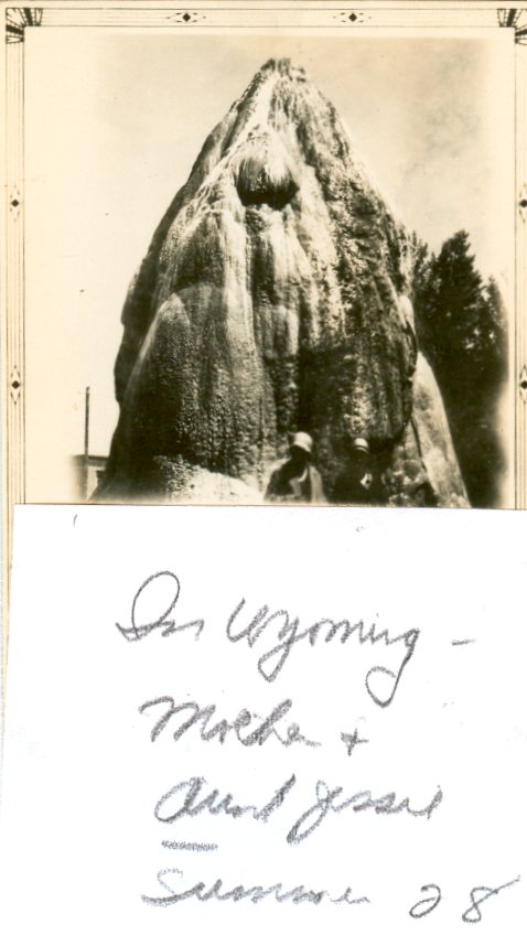 1928_Nettie_Garrett_Van_Sant_&_Aunt_Jesse.jpg (58595 bytes)