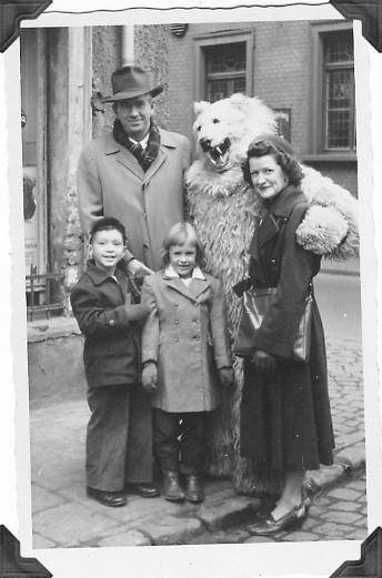 1951-FatherMotherCarolLoren2.jpg (46077 bytes)