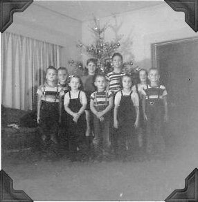 1955-disneyfamilyxmas1.jpg (26011 bytes)