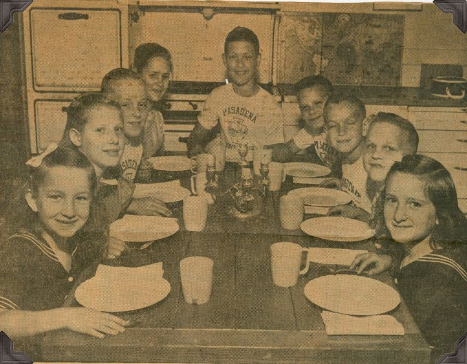 1957-kitchentable2a.jpg (143747 bytes)