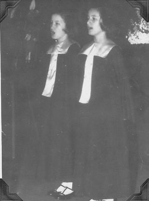 1960-twinsrobes1a.jpg (25588 bytes)